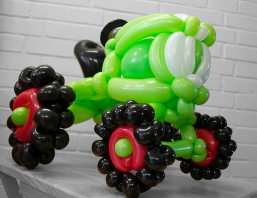 Grüner Traktor Modell aus Luftballons