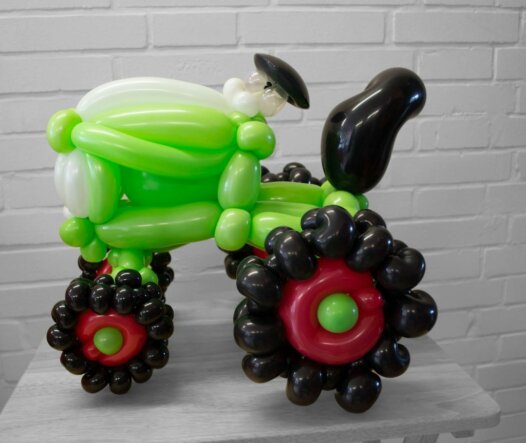 Grüner Traktor Modell aus Luftballons
