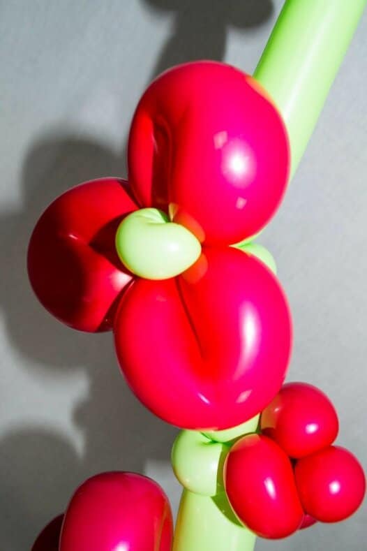 Ast mit roten Blüten Kirschblüten aus Luftballons