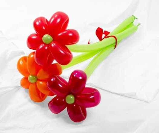 Blumenstrauss aus Luftballons mit 3 Blumen in rot-orange online bestellen