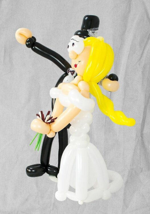 Brautpaar aus Luftballons - Braut mit blonden Haaren
