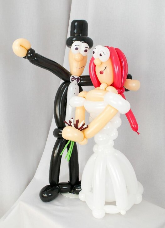 Brautpaar aus Luftballons - Braut mit roten Haaren