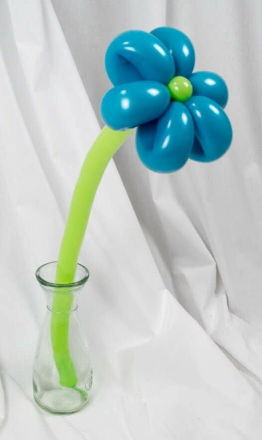 Türkise Blume aus Luftballons