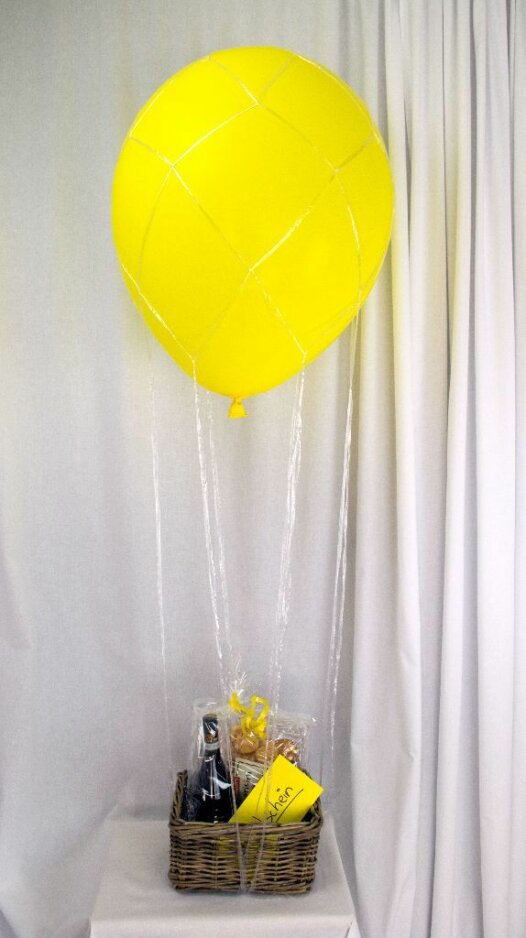 Heißluftballon gelb mit Geschenkkorb